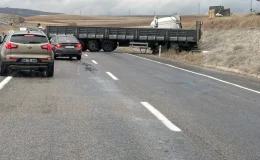 Yozgat’ta Yağışlı Havada Tır Kaza Yaptı, Trafik Durdu